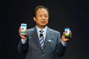 JK Shin holds Galaxy S4